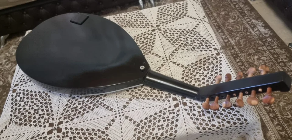 Electric oud with digital equalizer